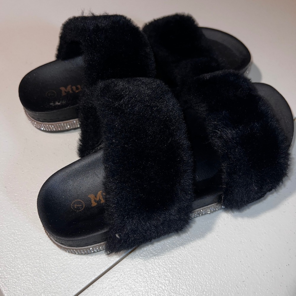 Mudd Fuzzy Slide Sandals Rhinestone Detail Slip On Shoes Size 7